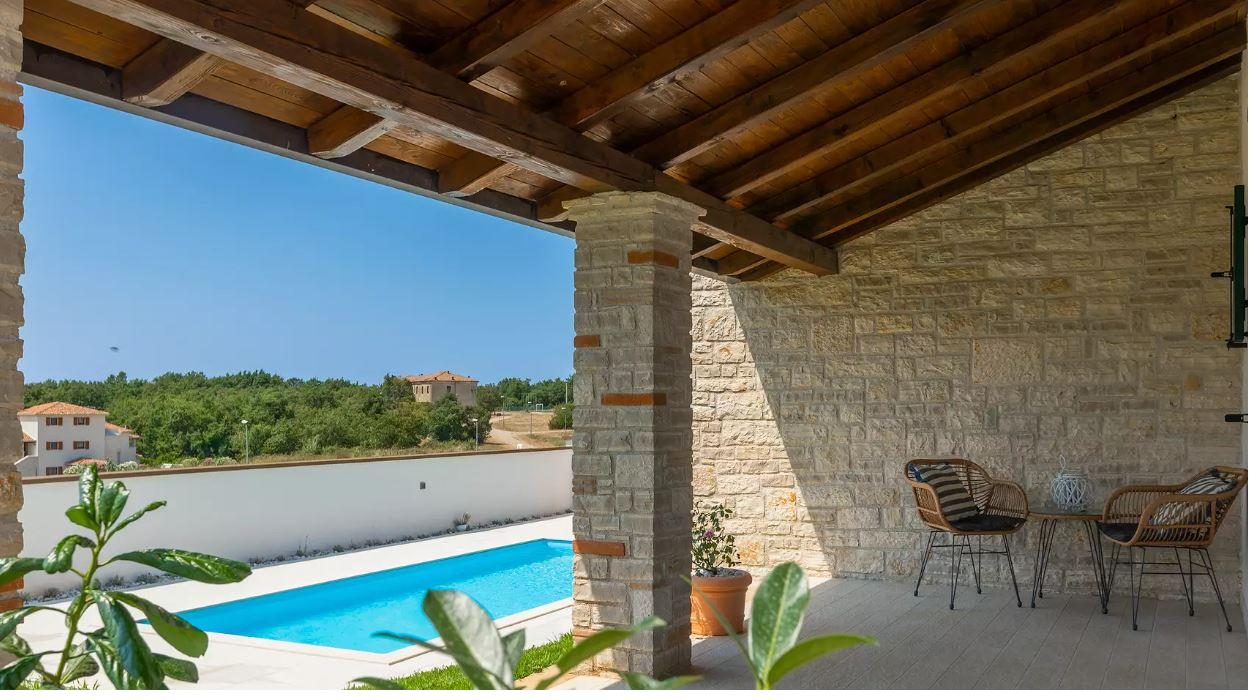 Pokrita terasa s pogledom na bazen